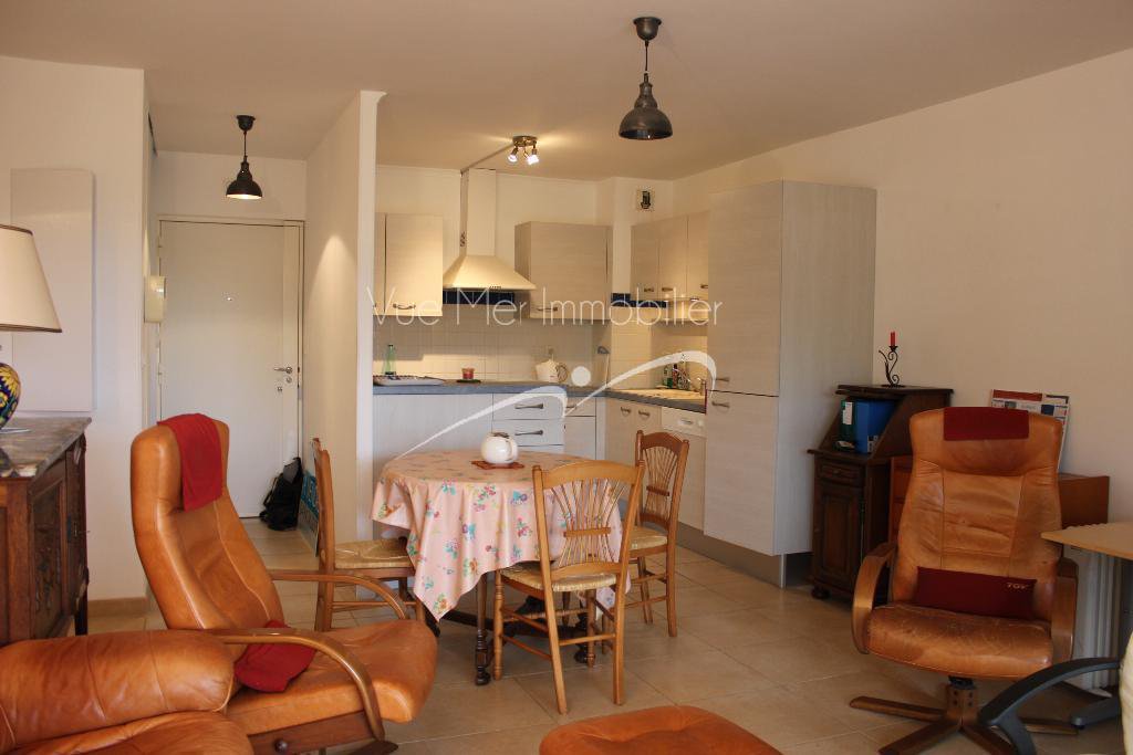 Appartement de standing de type T2,Terrasse exposée Sud-Ouest de 30 m². Le Lavandou