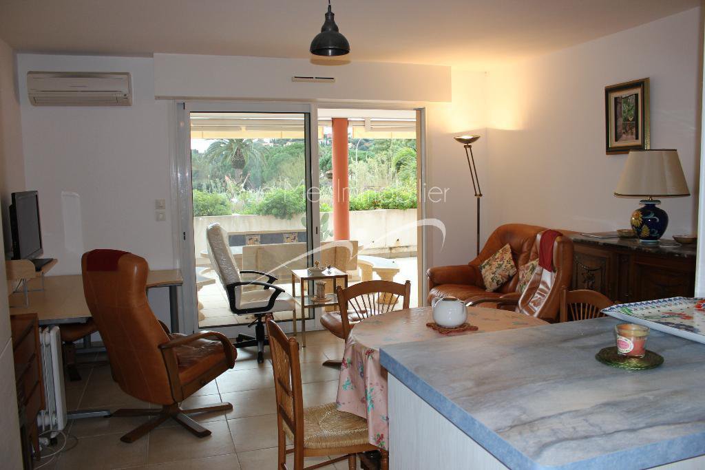 Appartement de standing de type T2,Terrasse exposée Sud-Ouest de 30 m². Le Lavandou