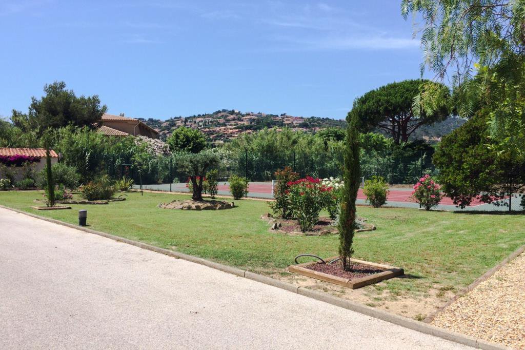 Appartement  Le Lavandou  RARE A LA VENTE SAINT CLAIR PIEDS  DANS L'EAU