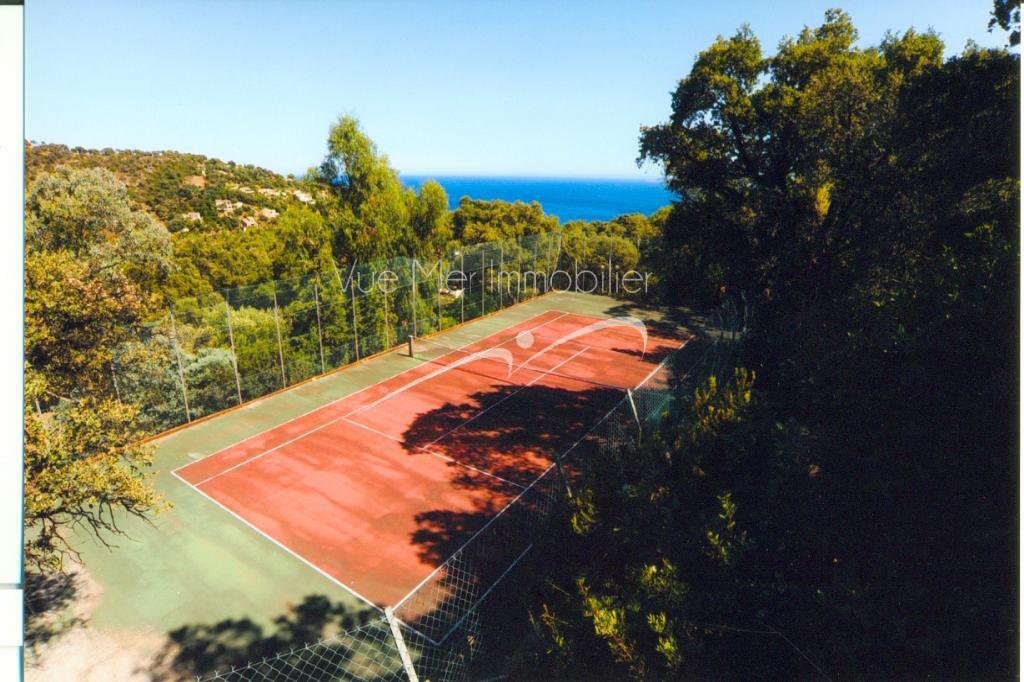 Estimation d'une Propriété, Vue Mer Exceptionnelle, 2 hectares de terrain, piscine , tennis... LAVANDOU 83980 aiguebelle