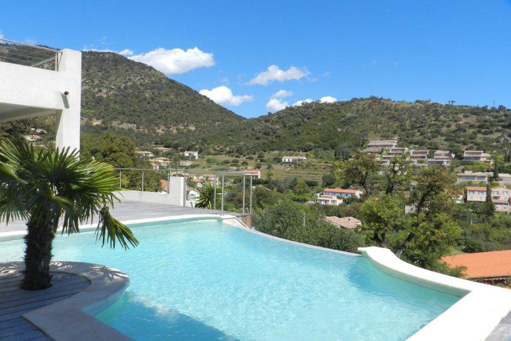 villa avec belle piscine à débordement vendue par agence locale
