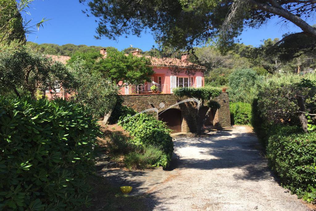 une agence immobilière de Bormes les mimosas pour vendre une maison ancienne avec belle situation et potentiel
