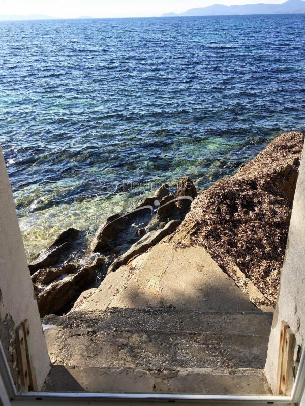 Estimation Villa Pieds dans l'eau . VENDUE par Vue Mer Immobilier  LAVANDOU 83980 Aiguebelle