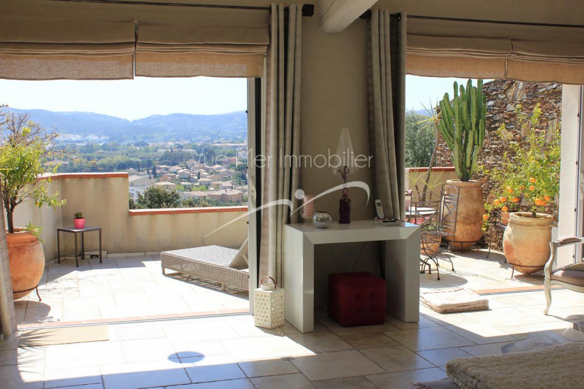 Le Lavandou, entre appartement et maison avec piscine. Aucun travaux. 83980  le Lavandou heuteurs 