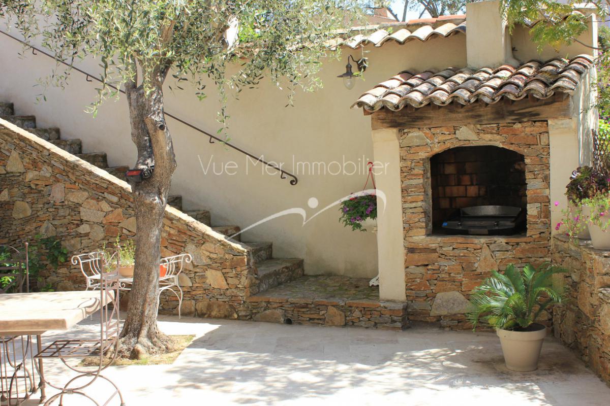 Le Lavandou, entre appartement et maison avec piscine. Aucun travaux. 83980  le Lavandou heuteurs 