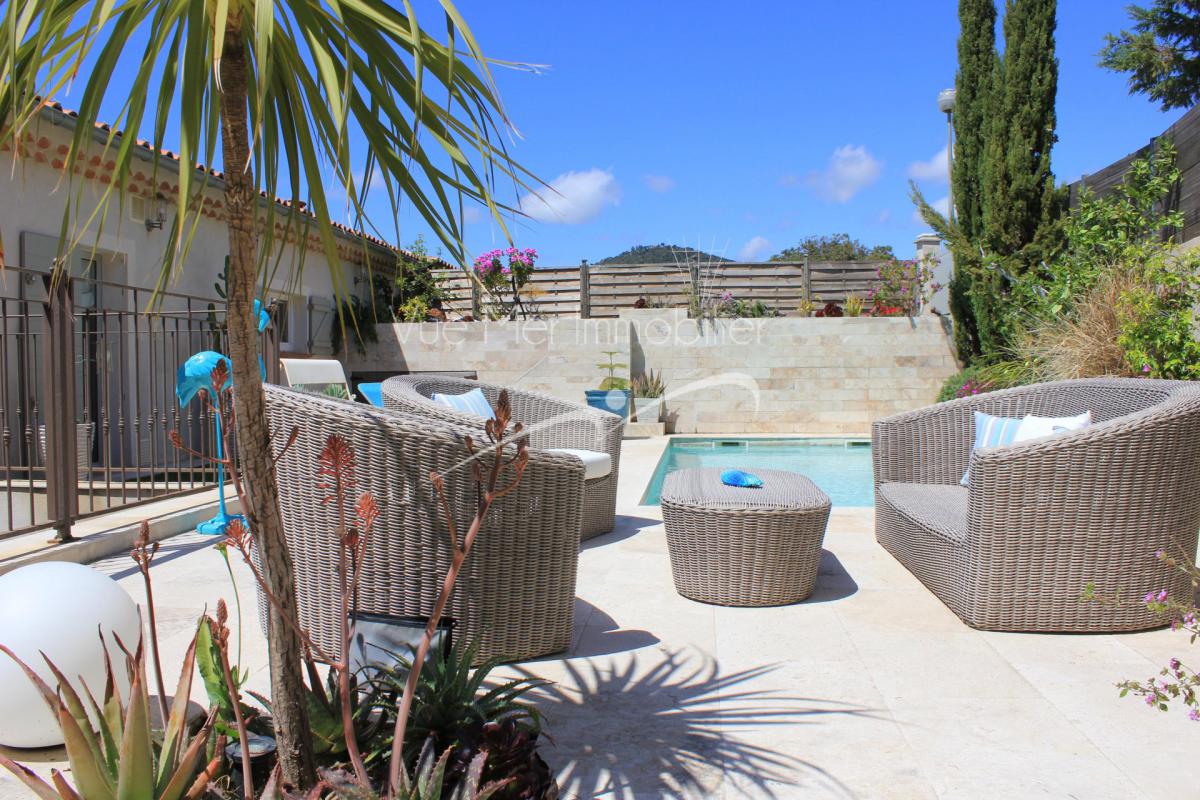 Le Lavandou, entre appartement et maison avec piscine. Aucun travaux. 83980  le Lavandou heuteurs 