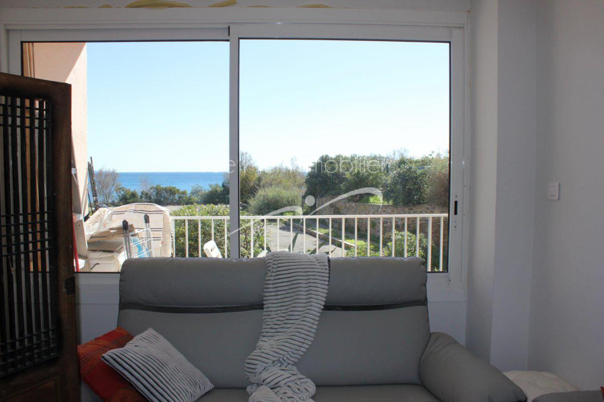 Appartement T2 / T3 Pieds dans l'eau Sur la plage du Lavandou,