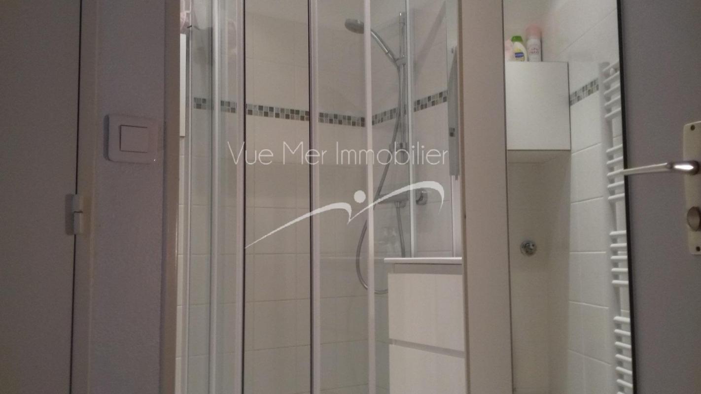 APPARTEMENT donnant sur la terrasse SUD  A 100M DE LA PLAGE au Lavandou