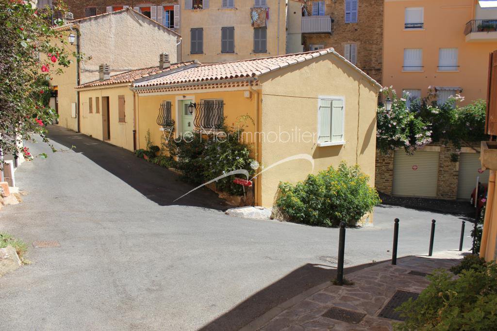 Agent immobilier pour estimer le prix d'une maison moderne proche de plage Rayol-Canadel-sur-Mer