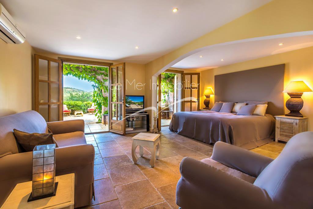 Propriété avec maison de gardien à Bormes Les Mimosas. Superbe piscine chauffée