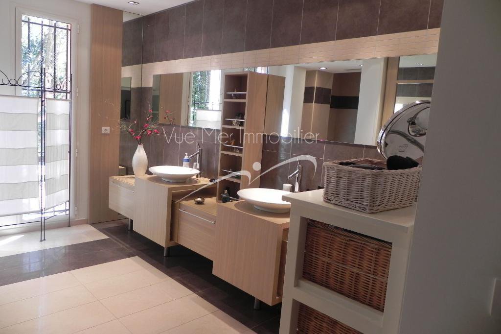 Maison d'architecte avec vue à 180°. Piscine. secteur résidentiel Le lavandou