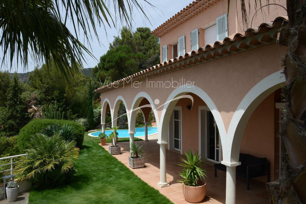 Maison d'architecte avec vue à 180°. Piscine. secteur résidentiel Le lavandou