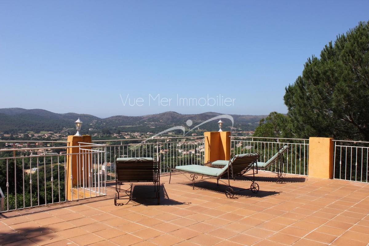 maison avec vue sur les collines de Bormes succession