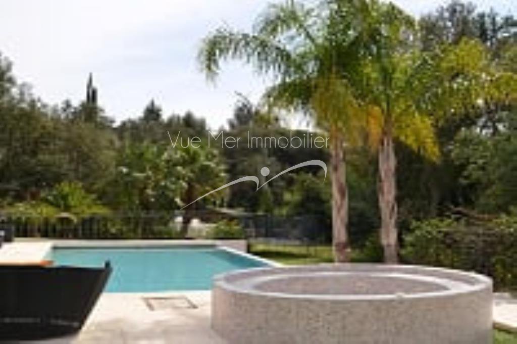 Propriété  Bormes Les Mimosas piscine et grand terrain maison rénovée estimation gratuite