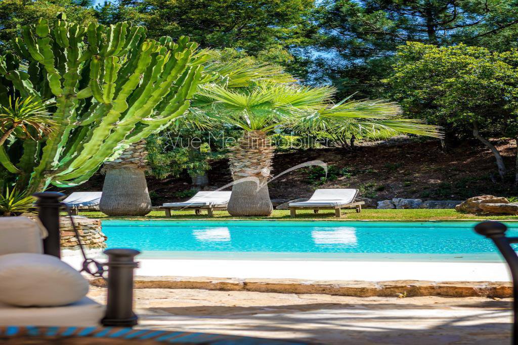 Vendu par Vue Mer Immobilier! Propriété à Bormes-Les-Mimosas Proche Cabasson ! Grand terrain, belle piscine