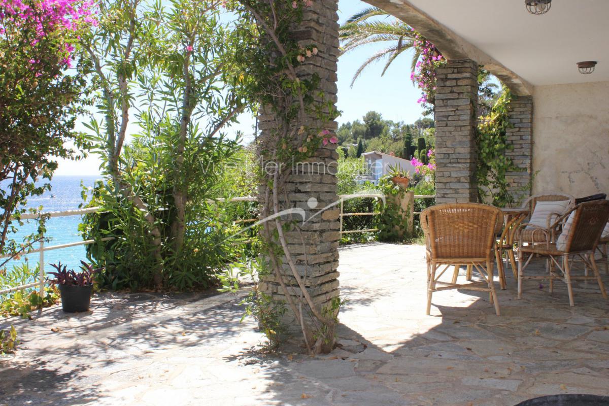Maison les pieds dans l'eau au Lavandou vendue Accès mer. Terrasse.Aiguebelle.