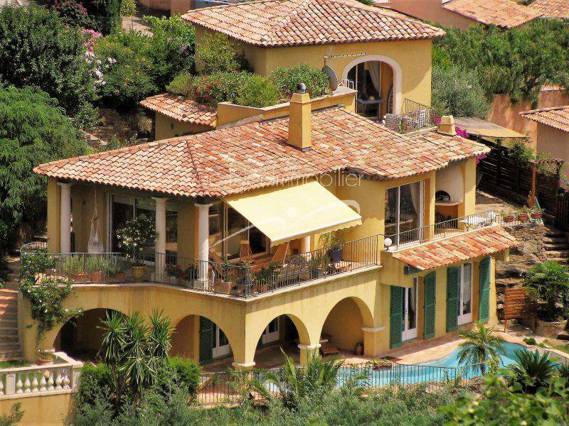 Estimation maison à Bormes les Mimosas Maison récente proche du village historique . Piscine et nombreuses prestations.