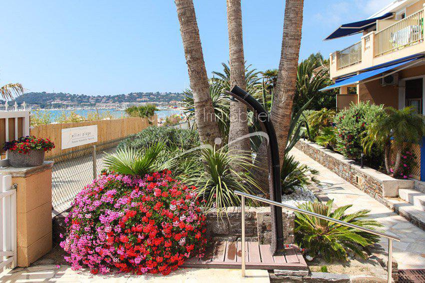 Résidence pieds dans l'eau. VENDUE Cavalaire accès direct plage 