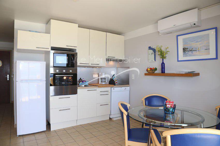 Résidence pieds dans l'eau. VENDUE Cavalaire accès direct plage 