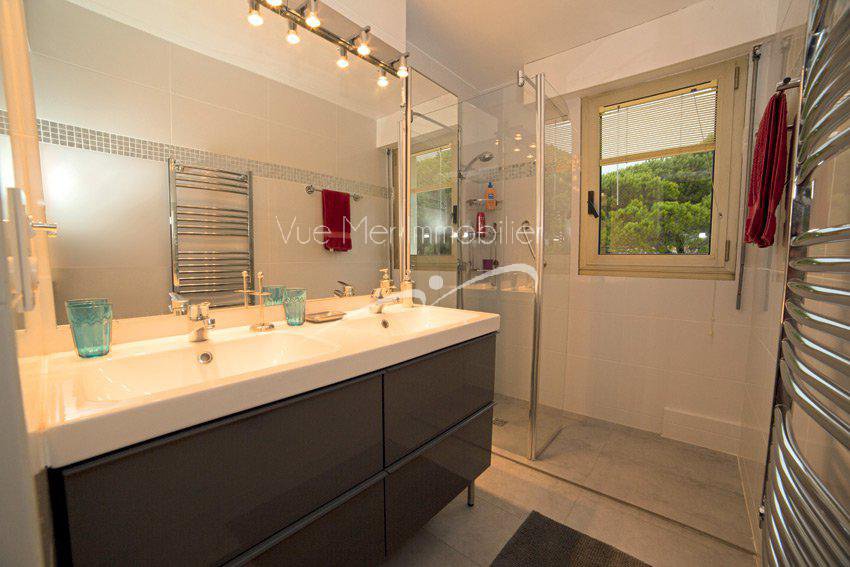 Résidence pieds dans l'eau. VENDUE Cavalaire accès direct plage 