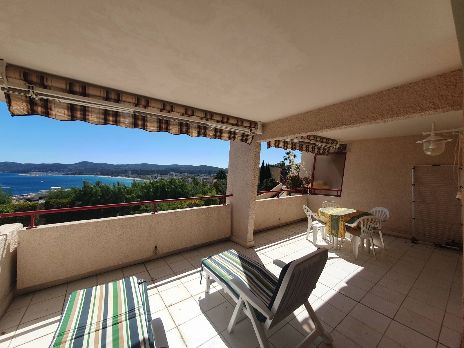 appartement avec terrasse vue mer au Lavandou