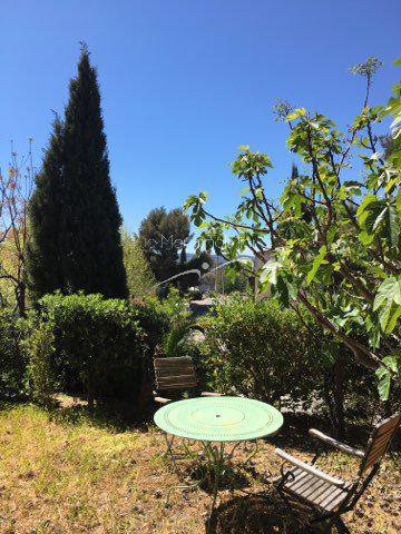 Plage d' Aiguebelle à pied pour cette grande maison en bon état avec dépendances, baignée de lumière. Aiguebelle