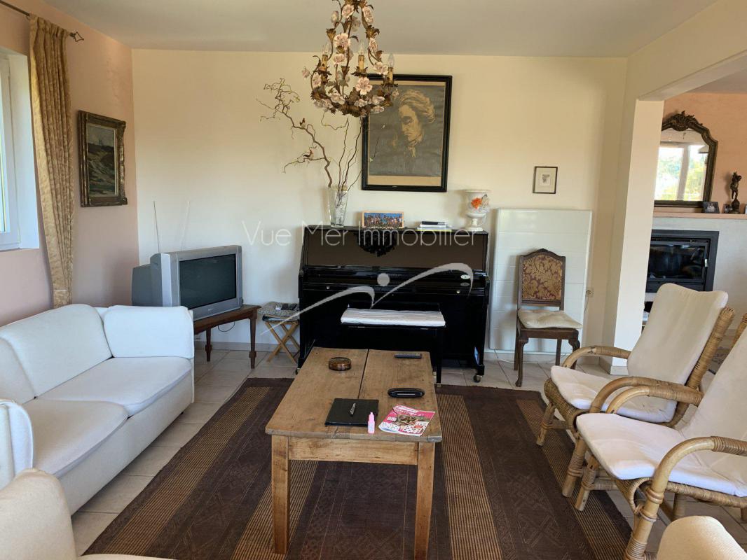 Plage d' Aiguebelle à pied pour cette grande maison en bon état avec dépendances, baignée de lumière. Aiguebelle