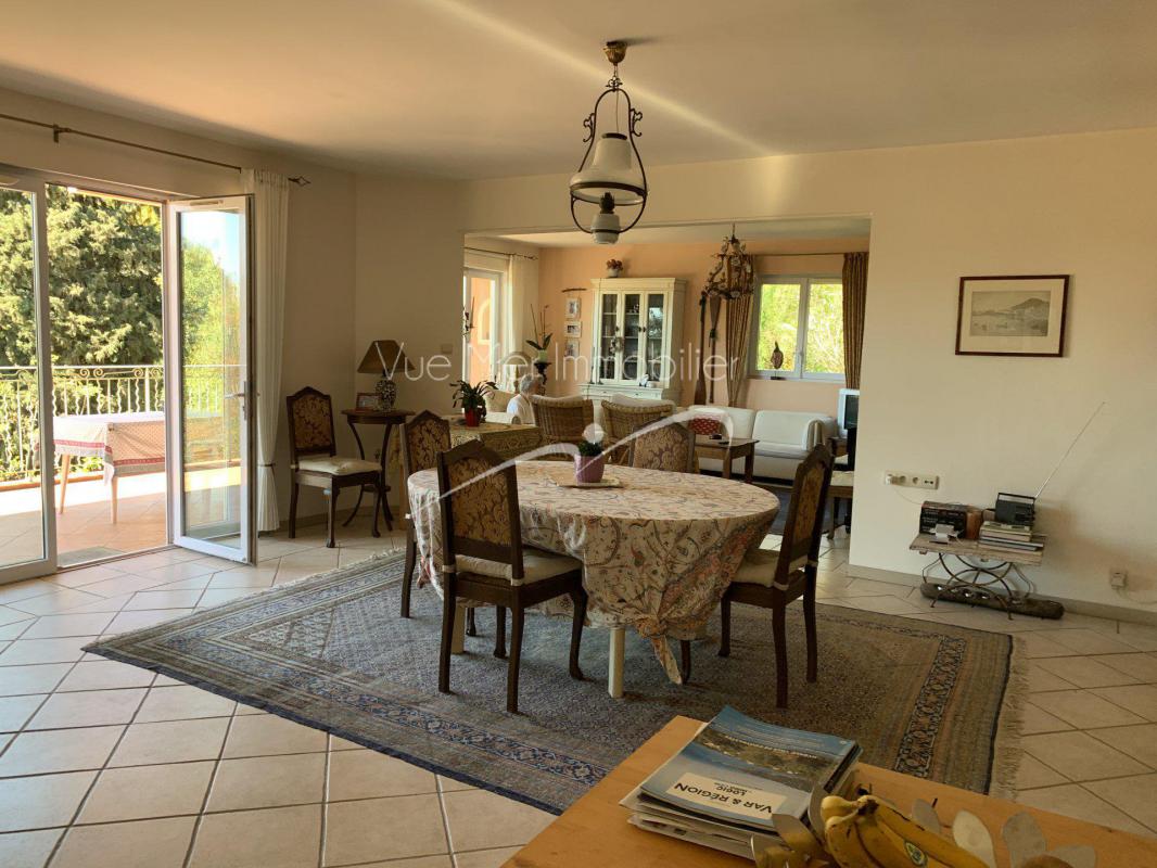 Plage d' Aiguebelle à pied pour cette grande maison en bon état avec dépendances, baignée de lumière. Aiguebelle