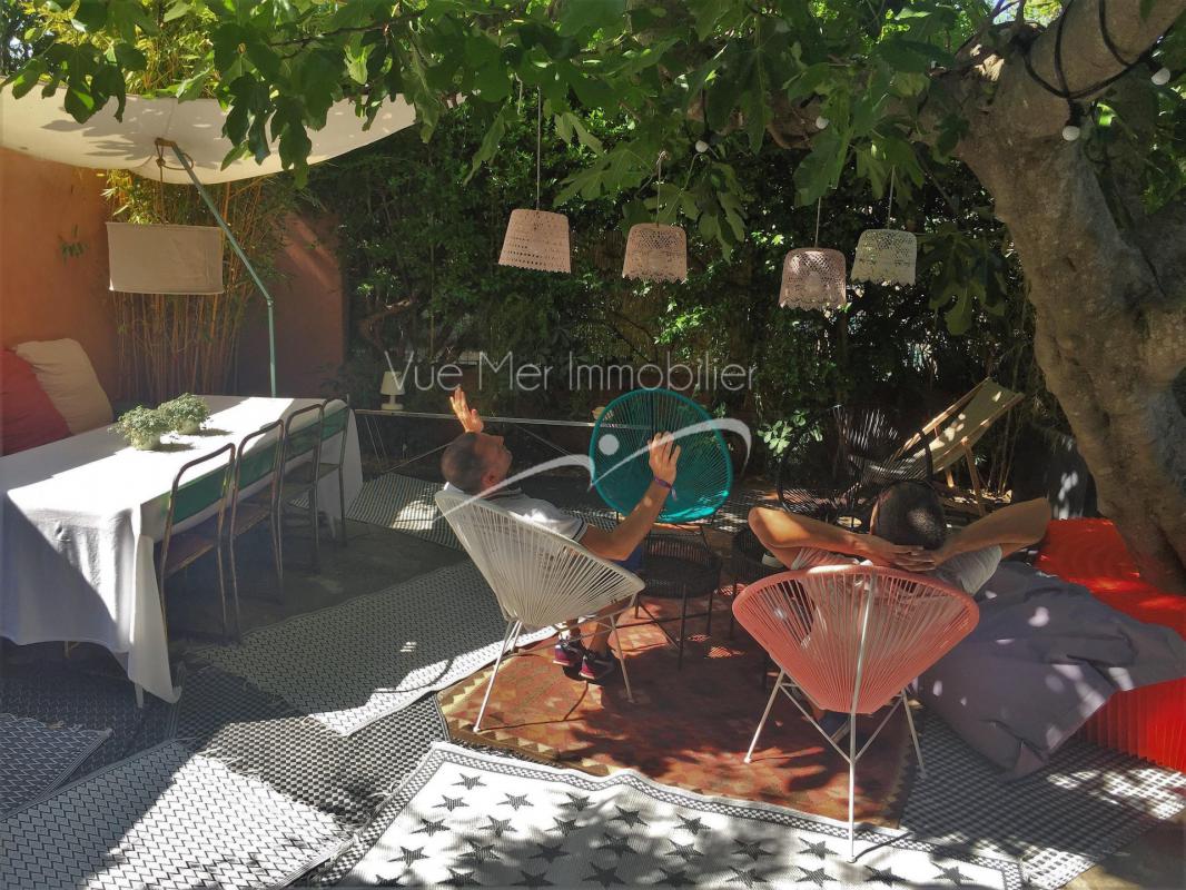 VENDU aout 2020, Maison de village 2 chambres avec très agréable terrasse ombragée. accès mer à pied et vue sur le fort ! Bormes les Mimosas village de cabasson 