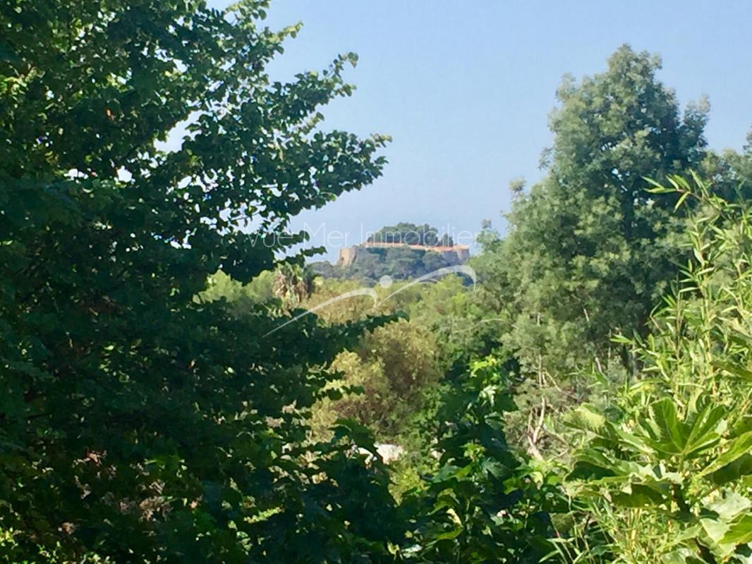 VENDU aout 2020, Maison de village 2 chambres avec très agréable terrasse ombragée. accès mer à pied et vue sur le fort ! Bormes les Mimosas village de cabasson 