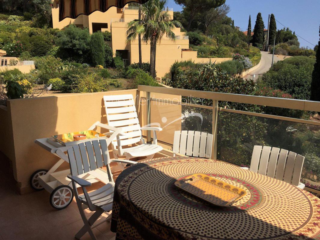 Appartement T2 au super Lavandou - terrasse  16 m2  - garage - cave . Village à pied et vue mer !