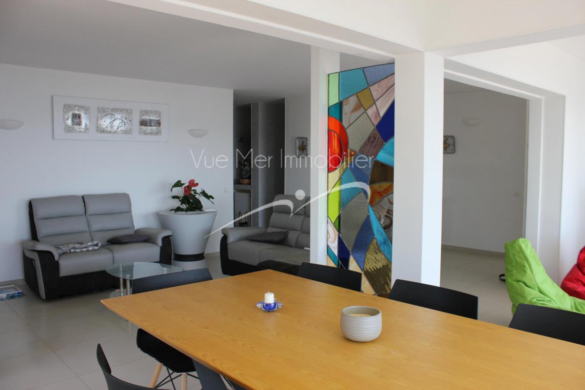 Villa avec superbe Vue Mer à vendre. terrain plat. Proche activités