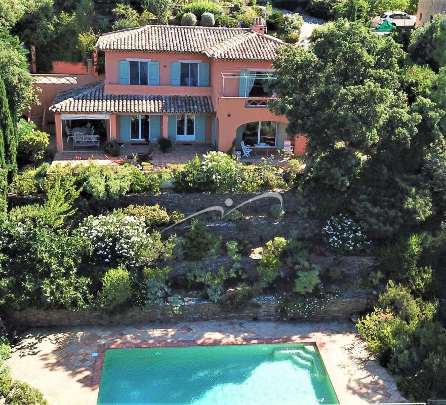 Villa avec piscine en contrebas