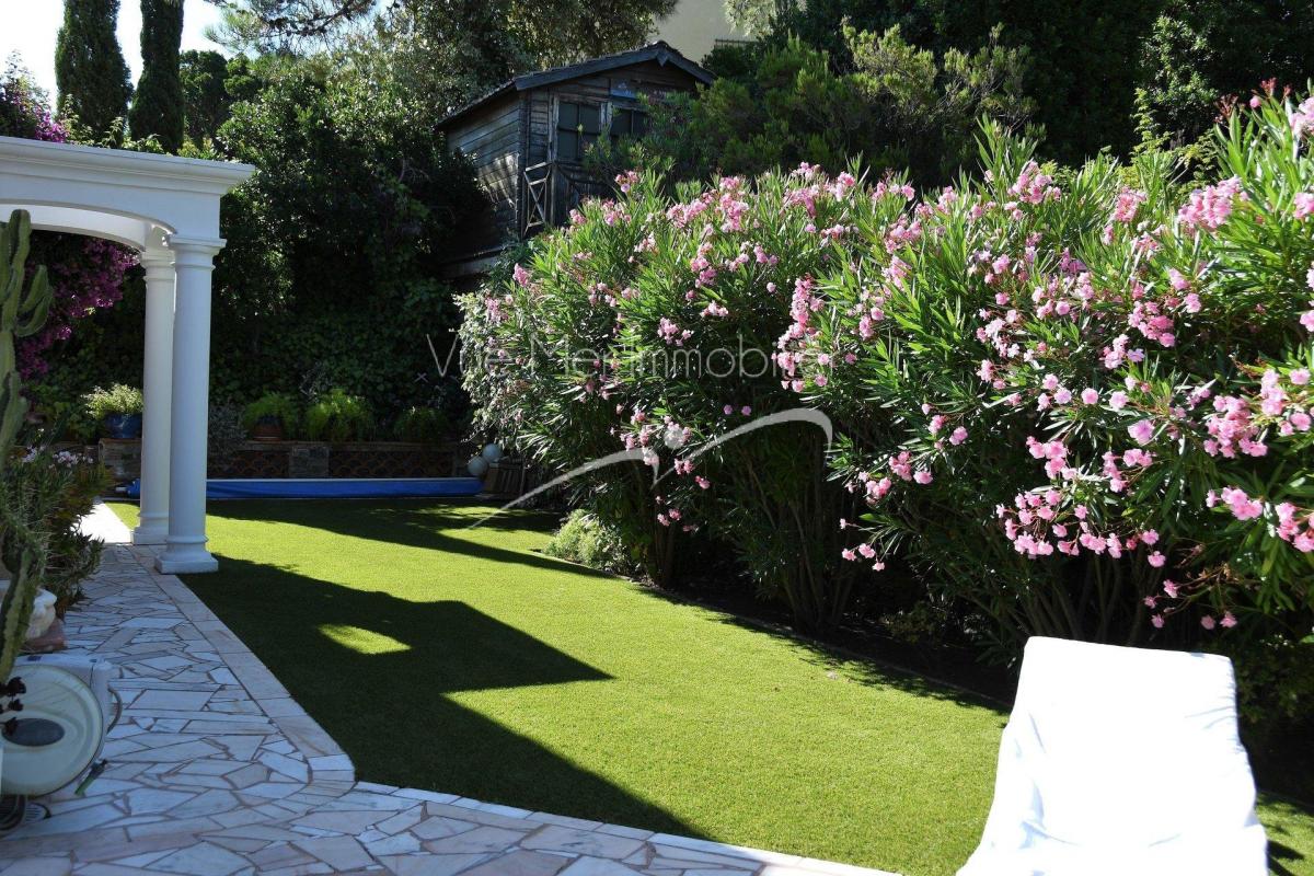 succession à Pramousquier d'une maison avec terrain et piscine