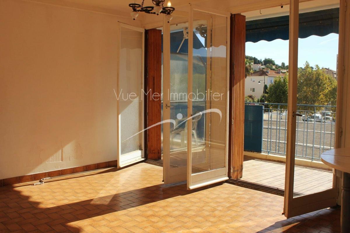 VENDU PAR NOTRE AGENCE ! LAVANDOU 83980 centre village calme