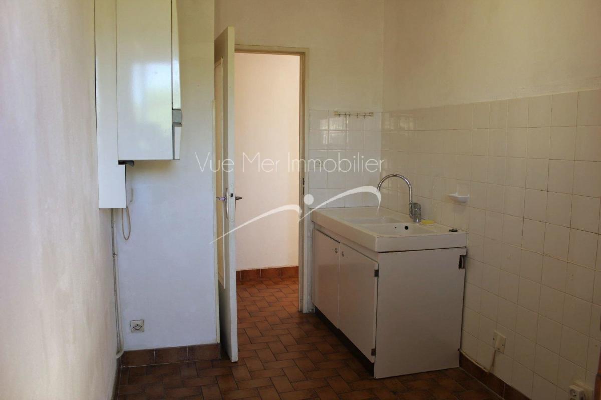 VENDU PAR NOTRE AGENCE ! LAVANDOU 83980 centre village calme