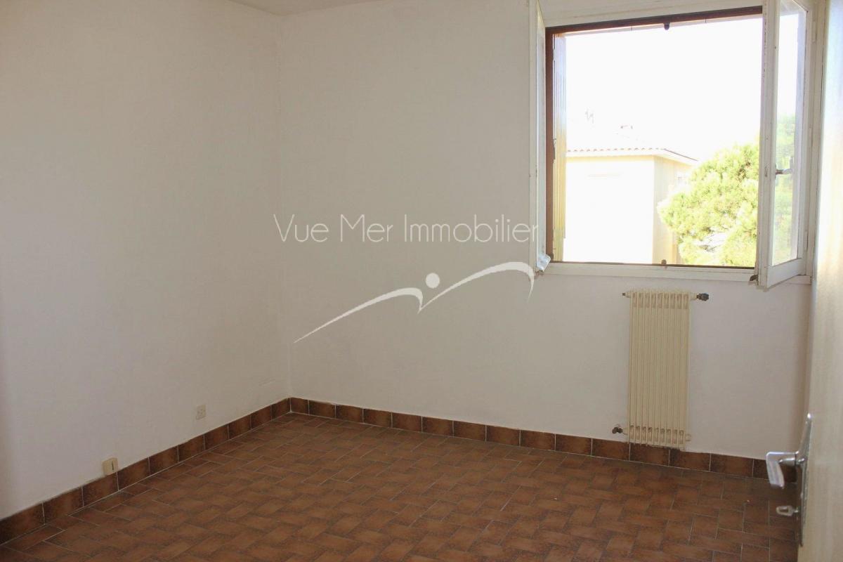 VENDU PAR NOTRE AGENCE ! LAVANDOU 83980 centre village calme