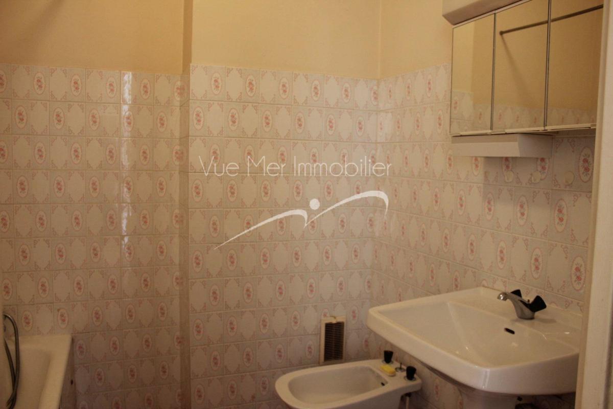 VENDU PAR NOTRE AGENCE ! LAVANDOU 83980 centre village calme