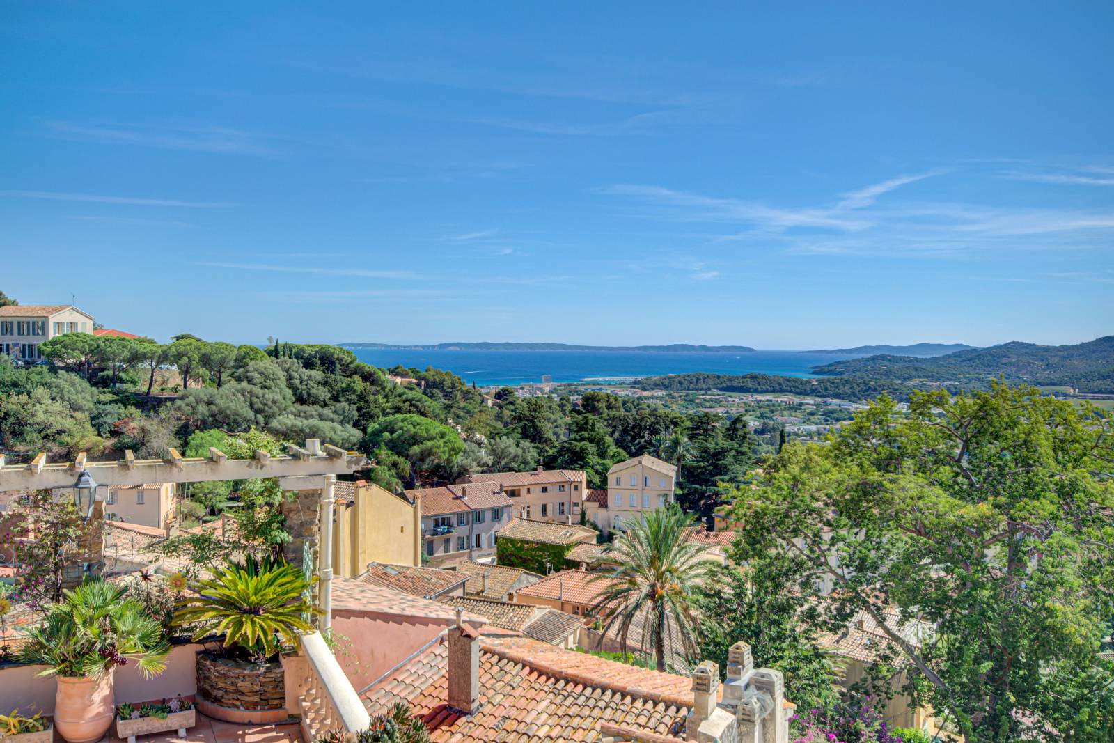 villa vue mer bormes les mimosas vieux village