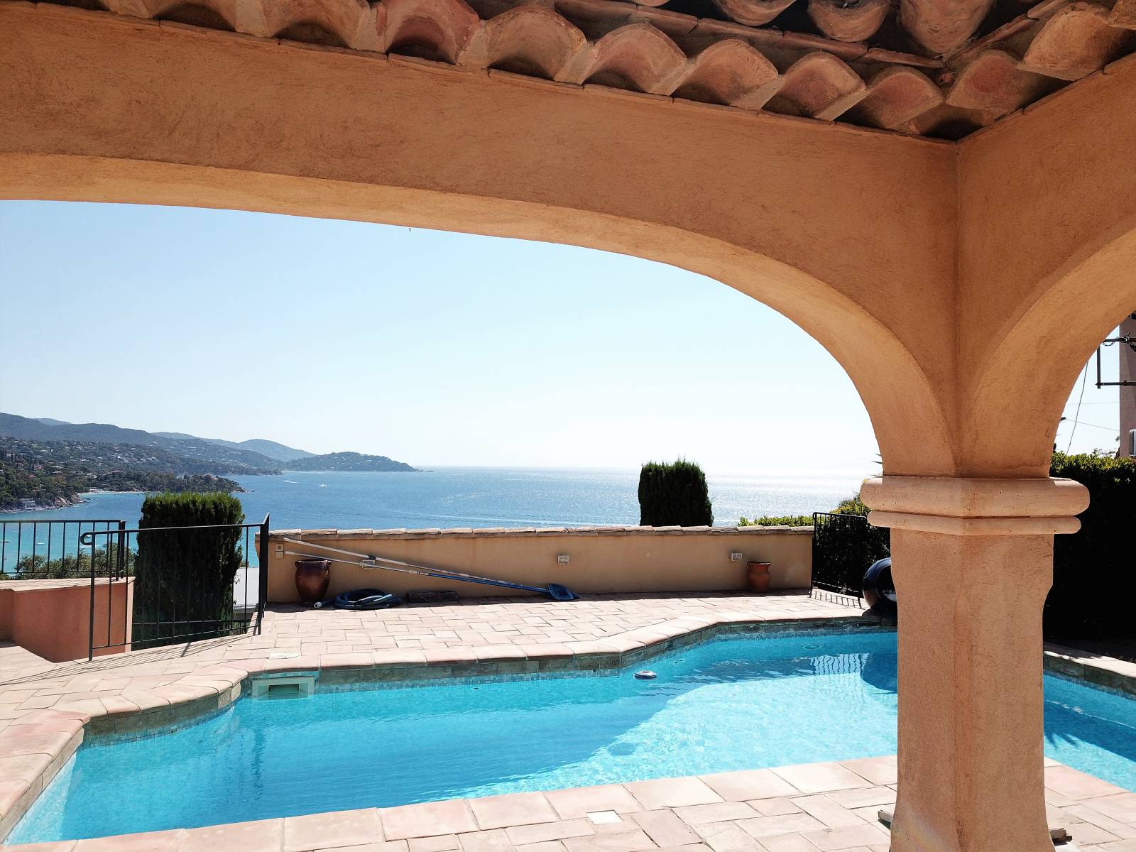 Vue terrasse piscine villa en vente LAVANDOU