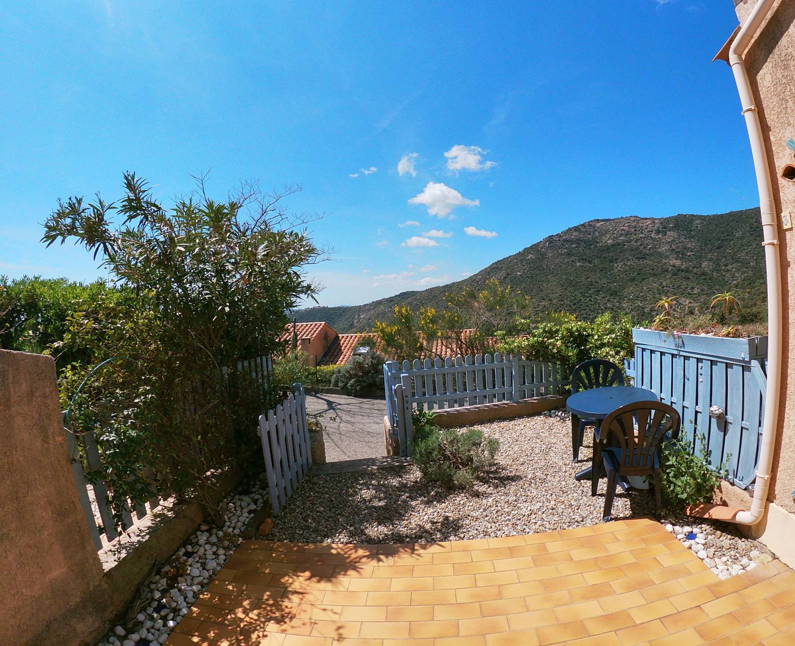 VUE COLLINES IMPRENABLE STUDIO ST CLAIR A VENDRE AU CALME