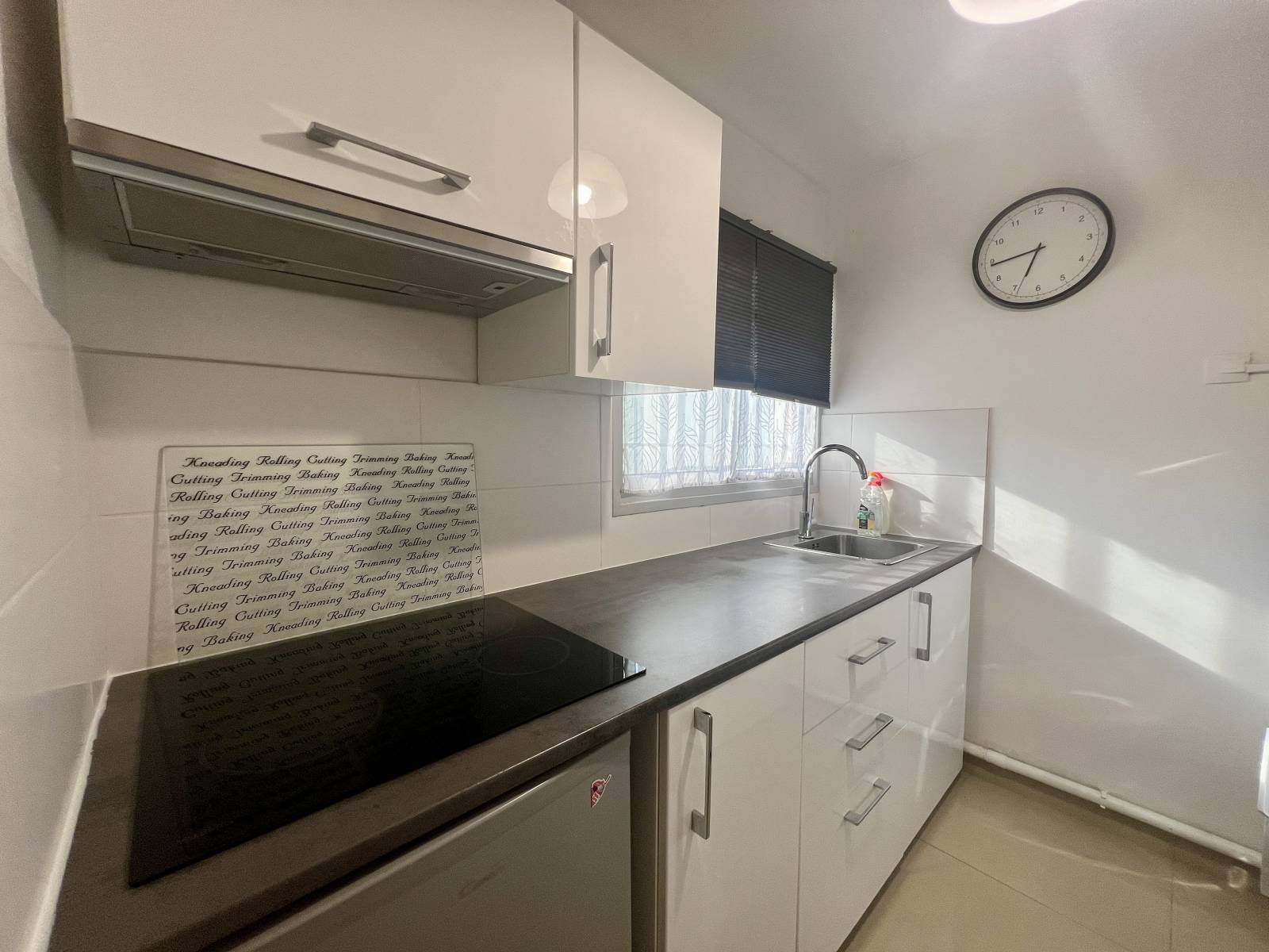 Grand Studio Traversant – Entièrement Rénové, Équipé et Meublé – À 100 m de la Plage