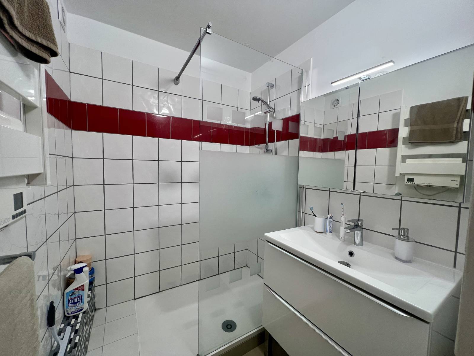 Grand Studio Traversant – Entièrement Rénové, Équipé et Meublé – À 100 m de la Plage