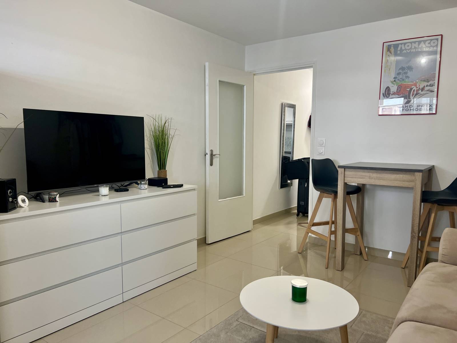 Grand Studio Traversant – Entièrement Rénové, Équipé et Meublé – À 100 m de la Plage