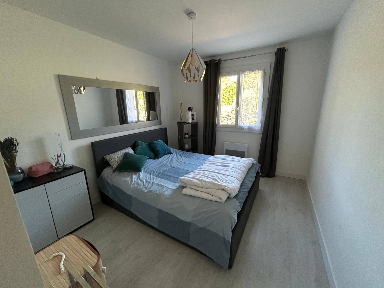 Villa de plain-pied au calme avec piscine et terrain de 700 m²