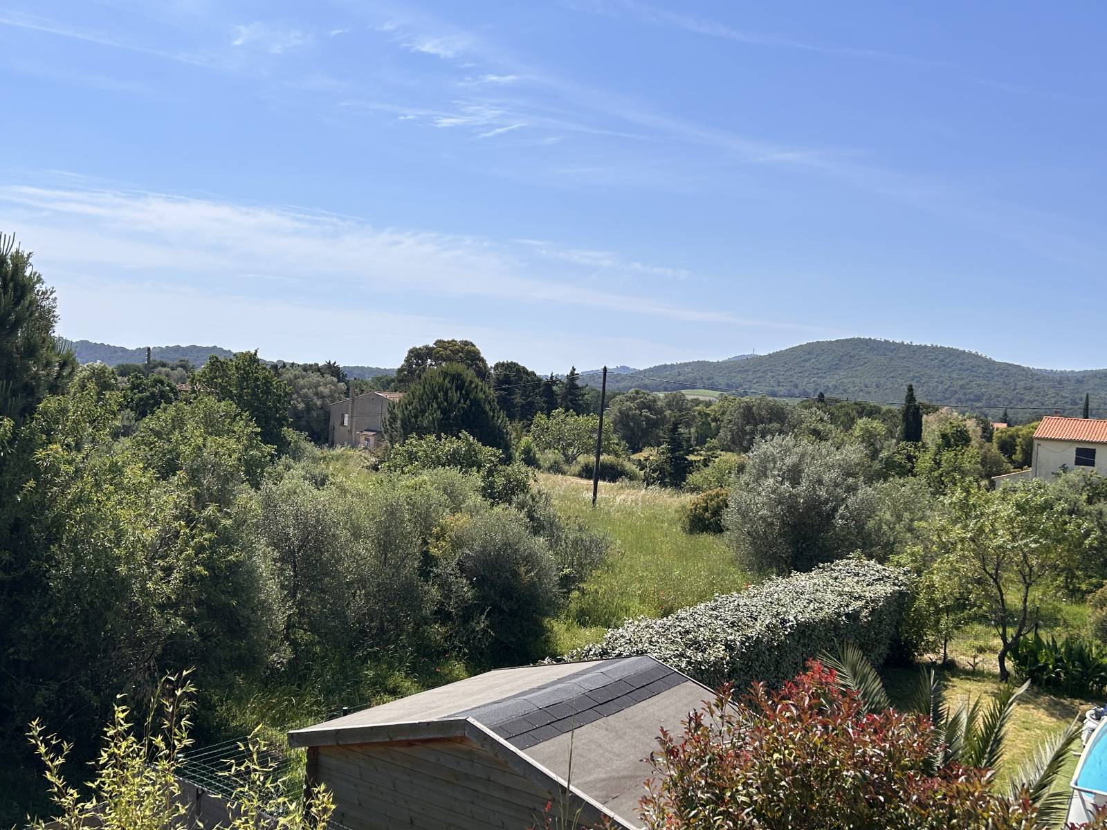 Vue dégagée mer et collines