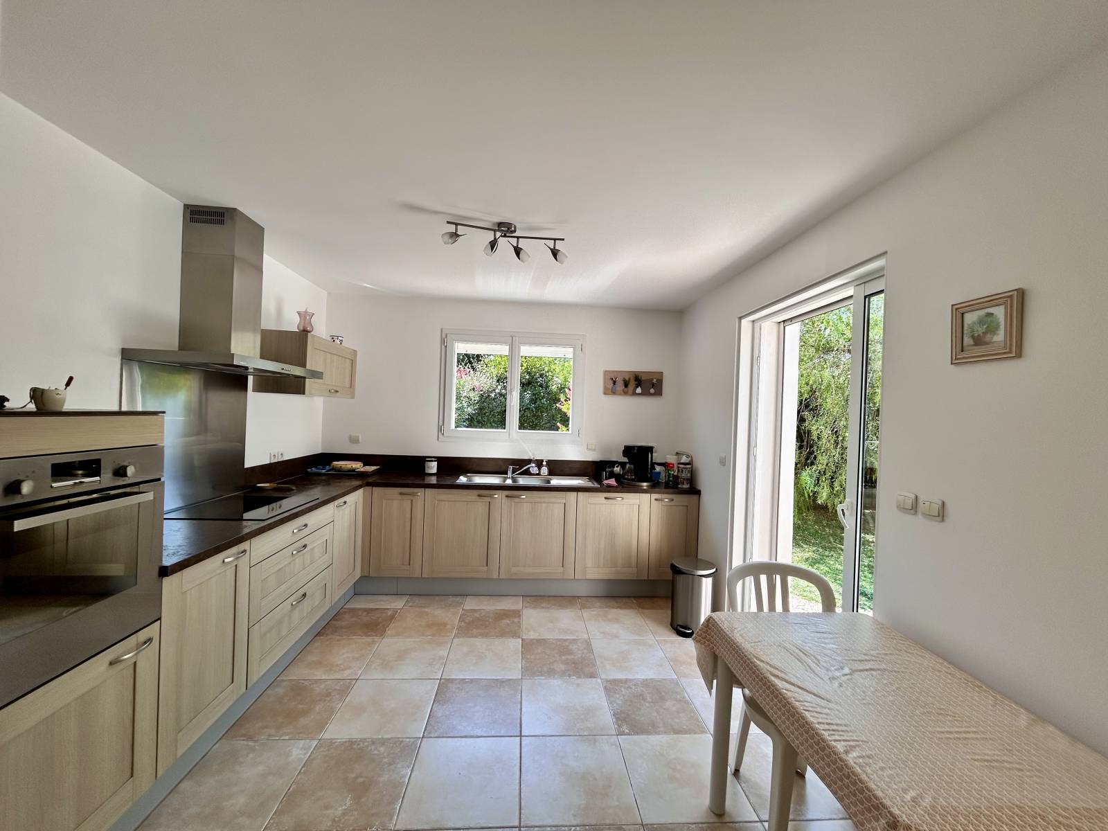 cuisine équipée donnant sur terrasse