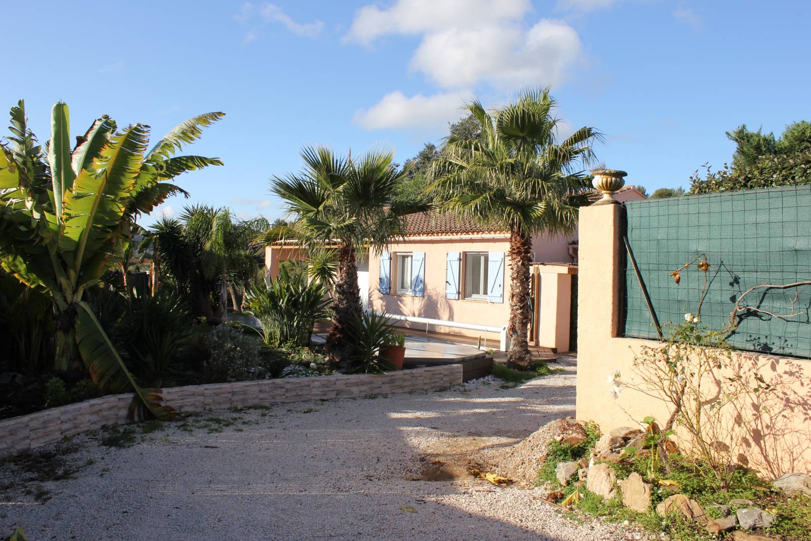 Villa de plain-pied au calme avec piscine et terrain de 700 m²