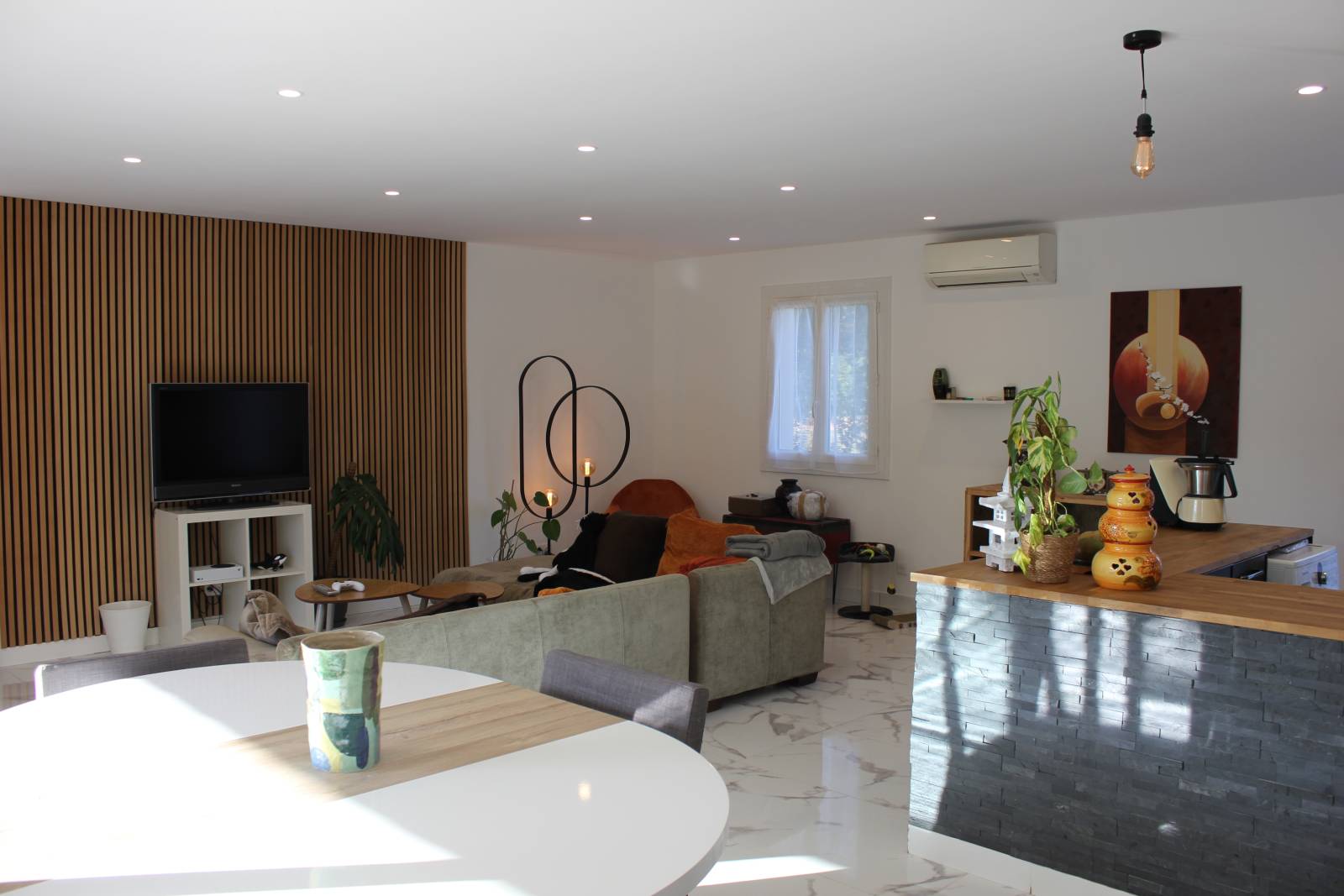 Villa de plain-pied au calme avec piscine et terrain de 700 m²