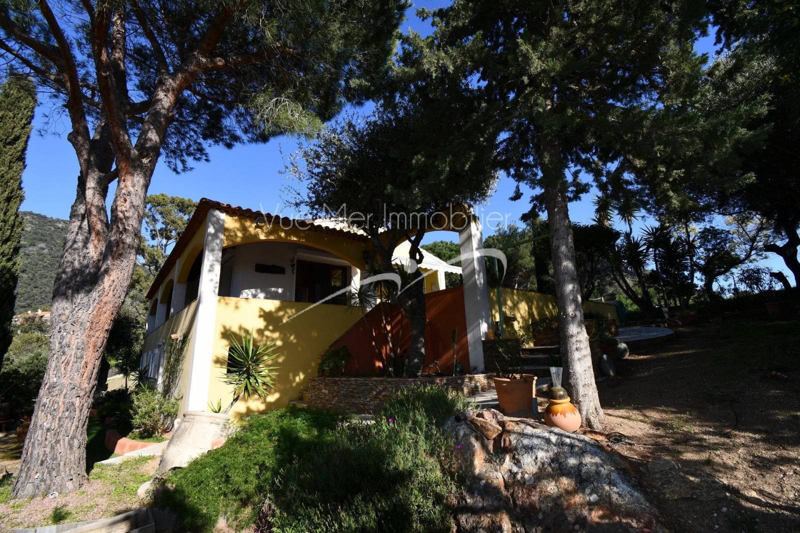 nichée dans la nature